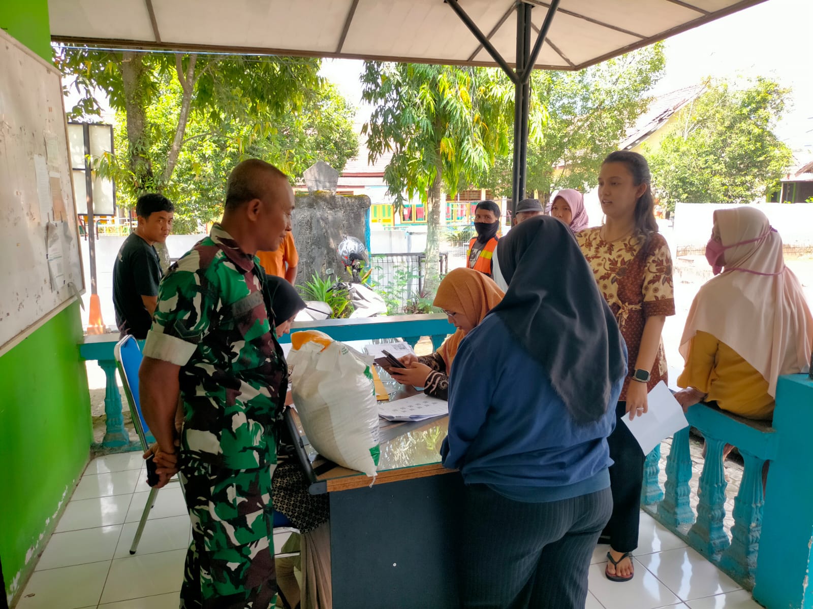 Babinsa Kelurahan TES Koramil 05/TE Bantu Salurkan Bantuan Pangan