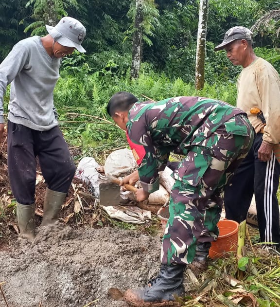 Babinsa Embawang Koramil 05/TE Bersama Warga Keroyok Pembangunan Jalan Kebun