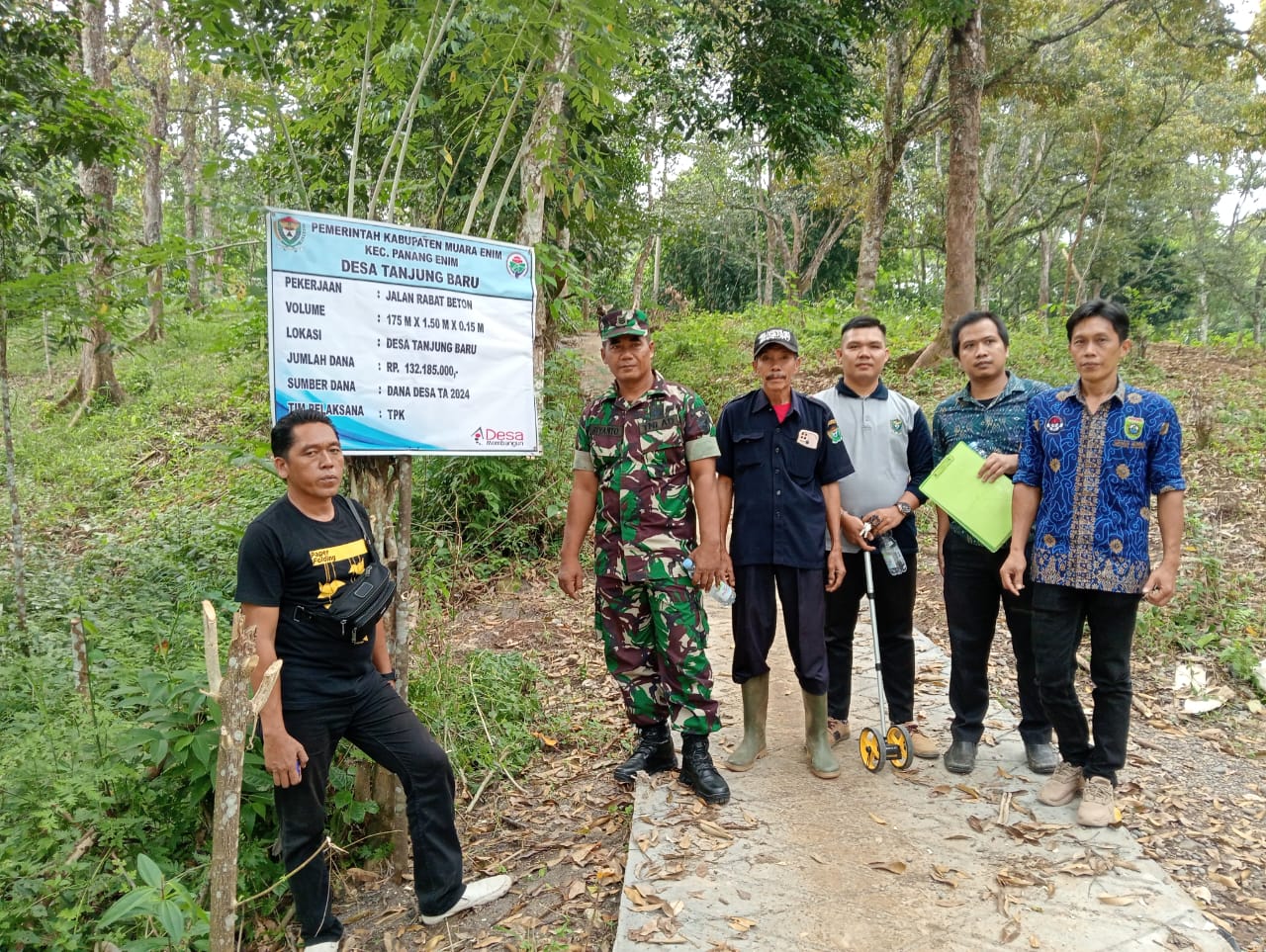 Babinsa Tanjung Baru Koramil 05/TE, Ikut Walping Monev Jalan Usaha Tani