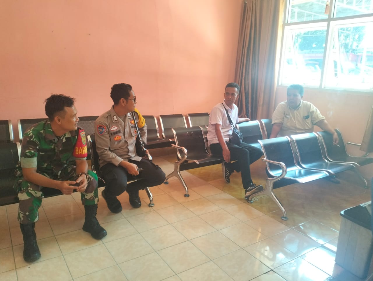 Babinsa Koramil 05/TE Komsos Bareng Bhabinkamtibmas, Ini Yang Dilakukan
