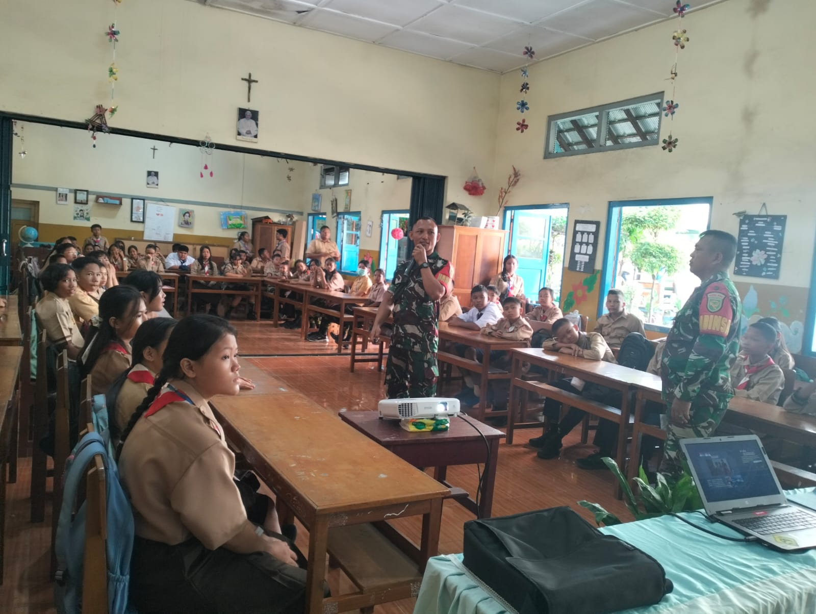 Babinsa Koramil 404-05/Tanjung Enim Beri Materi Kebangsaan Pada Giat MPLS SMP Xaverius