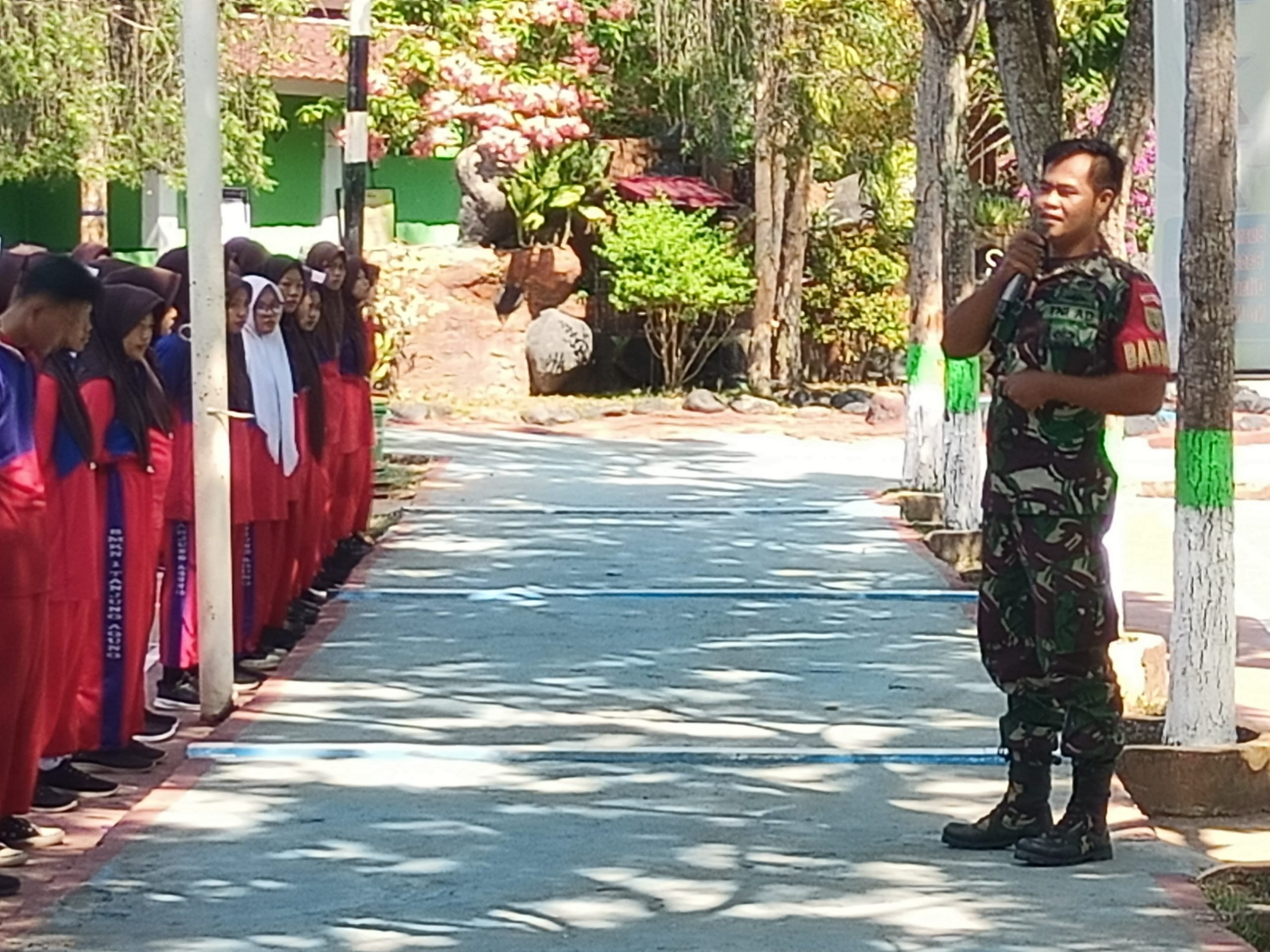 Melalui MPLS Di SMKN 1 TA, Babinsa Koramil 404-05/Tanjung Enim Sosialisasikan  Cinta Tanah Air
