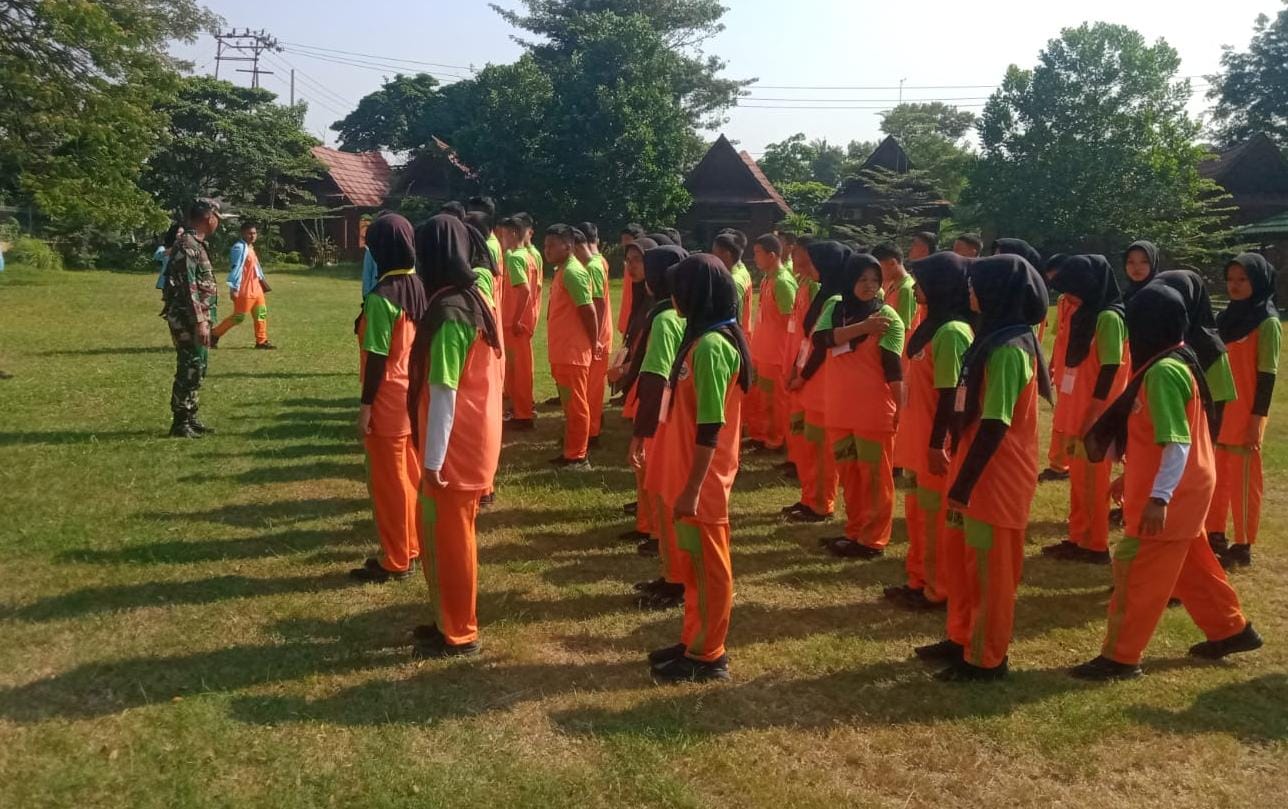 Lewat MPLS di SMK Cendekia Unggul, Dua Babinsa Koramil 404-05/Tanjung Enim Beri Materi Ketahanan Mental