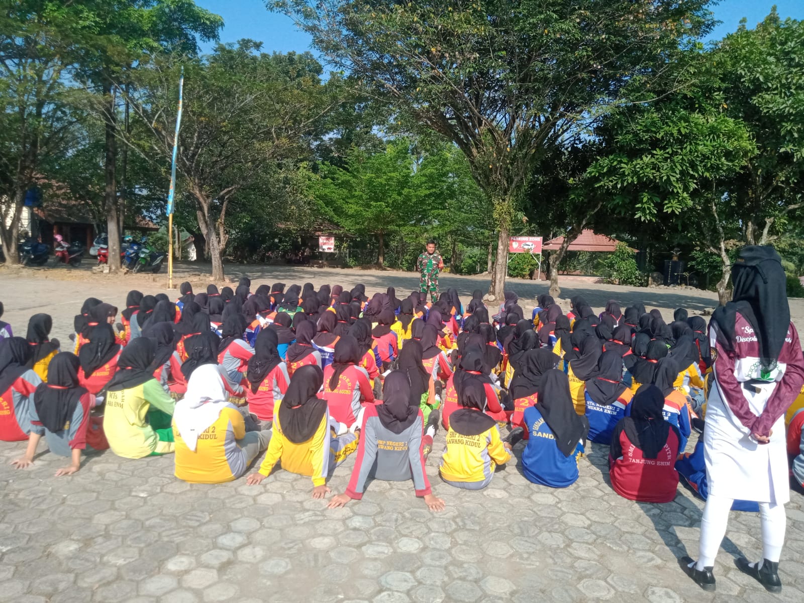 Babinsa Koramil 404-05/Tanjung Enim Latih Pelajar SMKN 1 Lawang Kidul