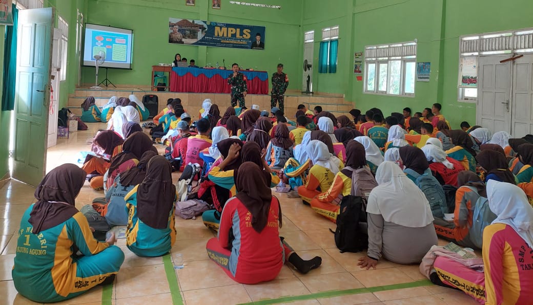 Serka Redi Saputra dan Koptu Ridwan Sukseskan MPLS Wasbang Pada Siswa-Siswi Baru
