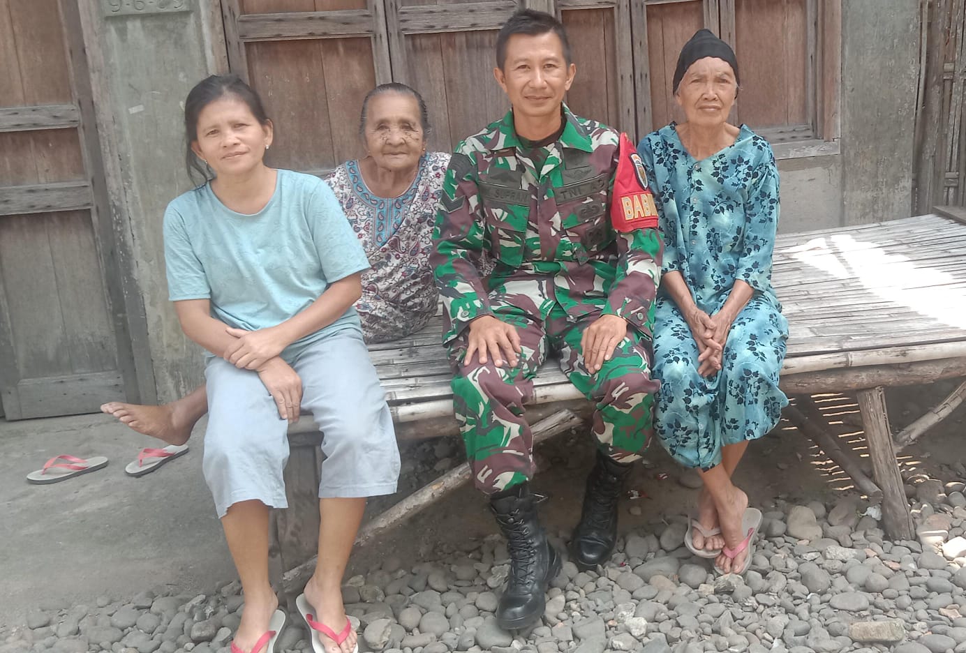 Komsos Babinsa Koramil 404-05/Tanjung Enim, Ajak Warga Jaga Kebersihan
