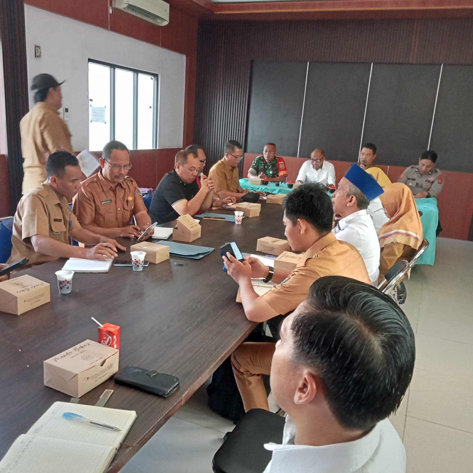 Mewakili Danramil 404-05/Tanjung Enim, Serda Nyamadi Hadiri Rapat Pemantapan Panitia HUT RI