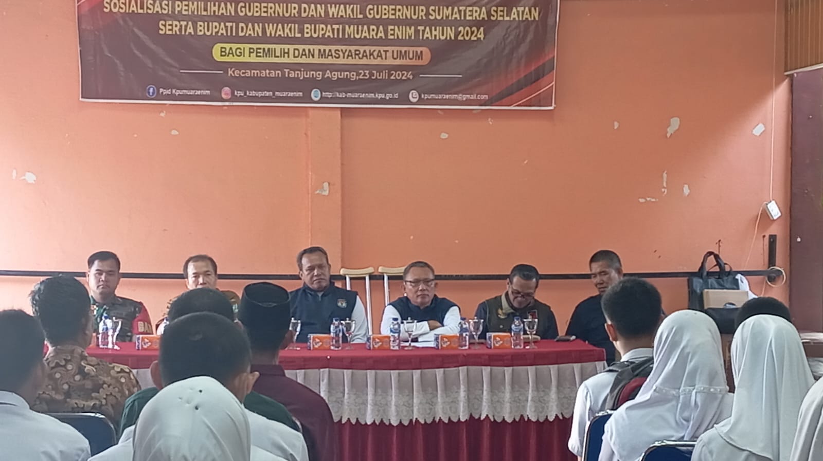Beri Pemahaman Terkait Pilkada, Babinsa Koramil 404-05/Tanjung Enim Hadiri Sosialisasi