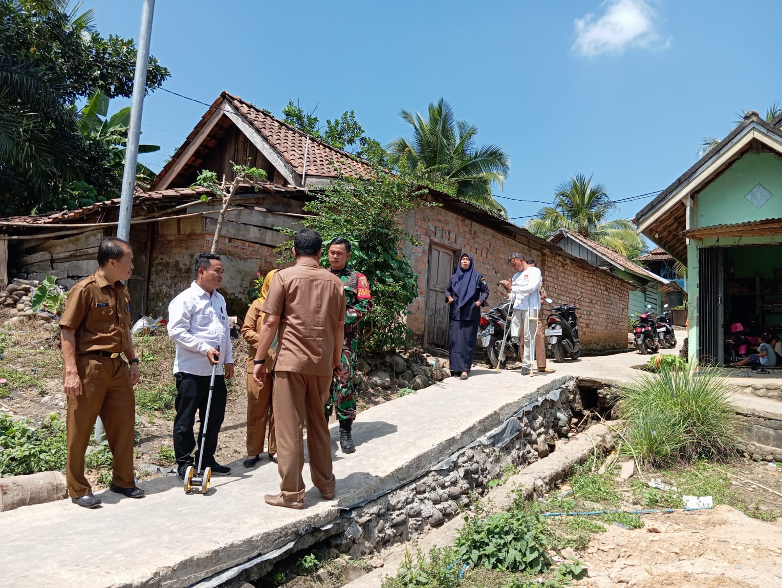 Walping Monev DD di Desa Pandan Enim, Babinsa Koramil 404-05/Tanjung Enim Dukung Pembangunan