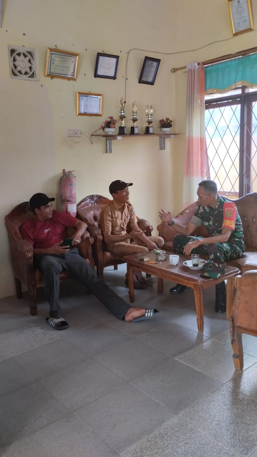 Babinsa Desa Lambur Lakukan Komsos, Bahas Kegiatan HUT RI Ke-79