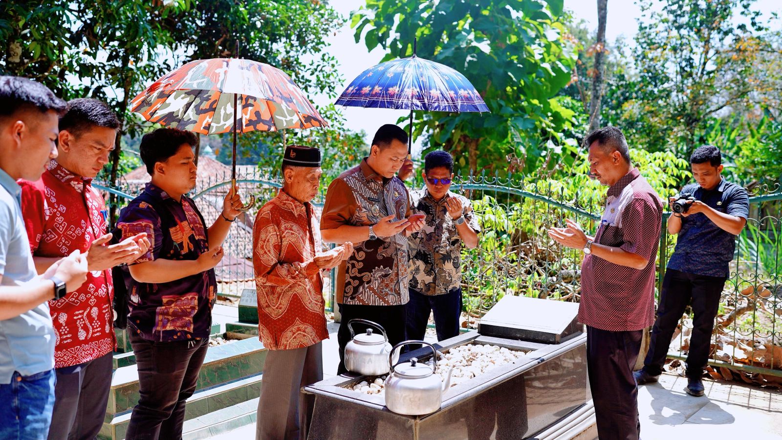 Ziarah ke Makam H. Kalamudin Djinab, Pj. Bupati Kagumi Sosok Almarhum Ayah Mertua