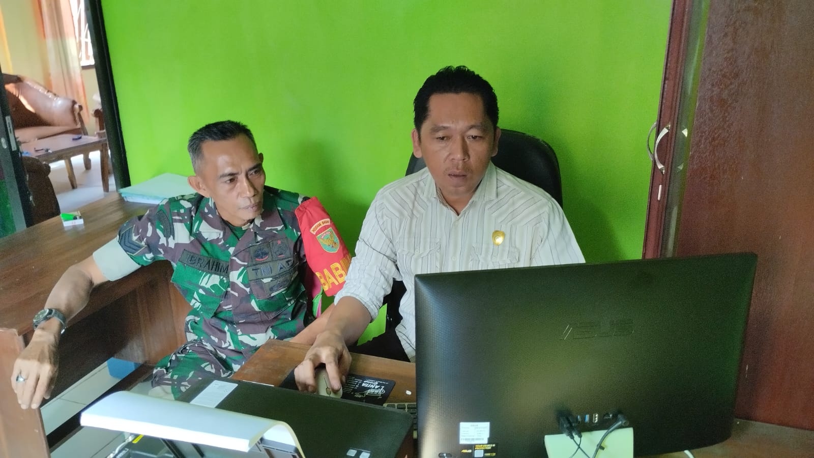 Babinsa Lambur, Galakkan Giat Komsos Ke Perangkat Desa