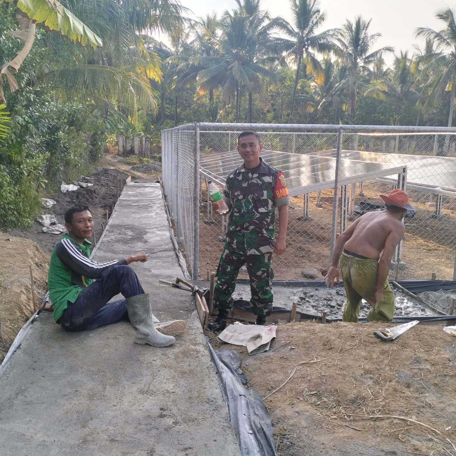 Babinsa Serda Budi, Monitor Pembuatan PLTS Desa TanjungAgung