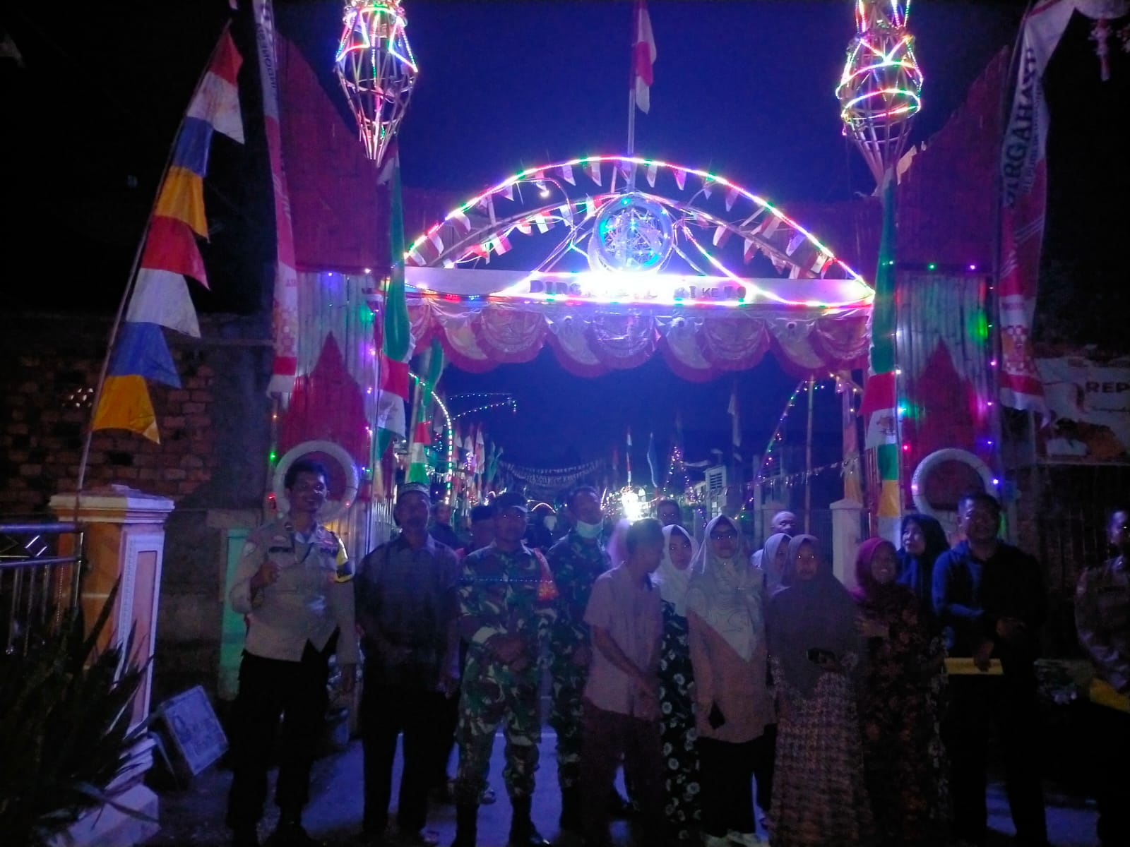 Babinsa Kelurahan TES, Dampingi Tim Juri Lomba Lampu Hias( Penjor )