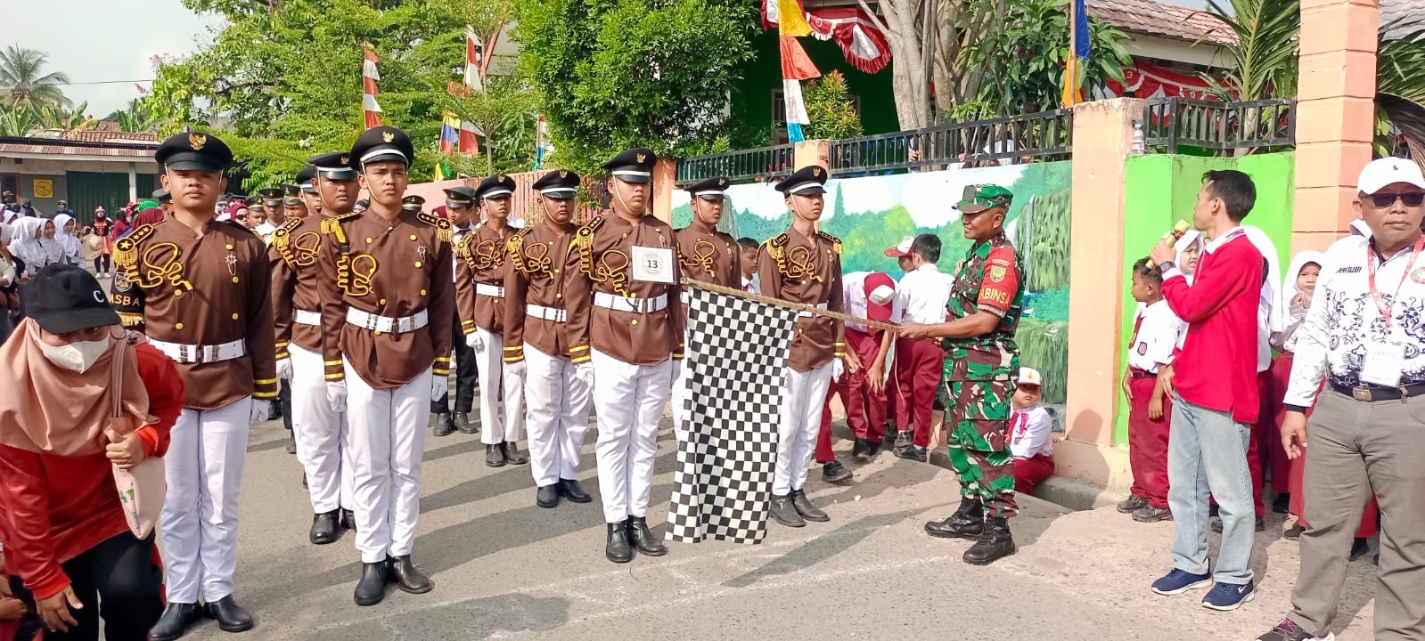 Babinsa Koramil 404-05/Tanjung Enim Amankan Lomba Gerak Jalan HUT RI 79