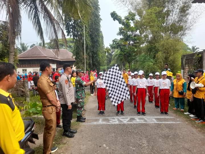 Babinsa Sertu Suyanto Amankan Rute Lomba Gerak Jalan Pelajar di Kecamatan Panang Enim
