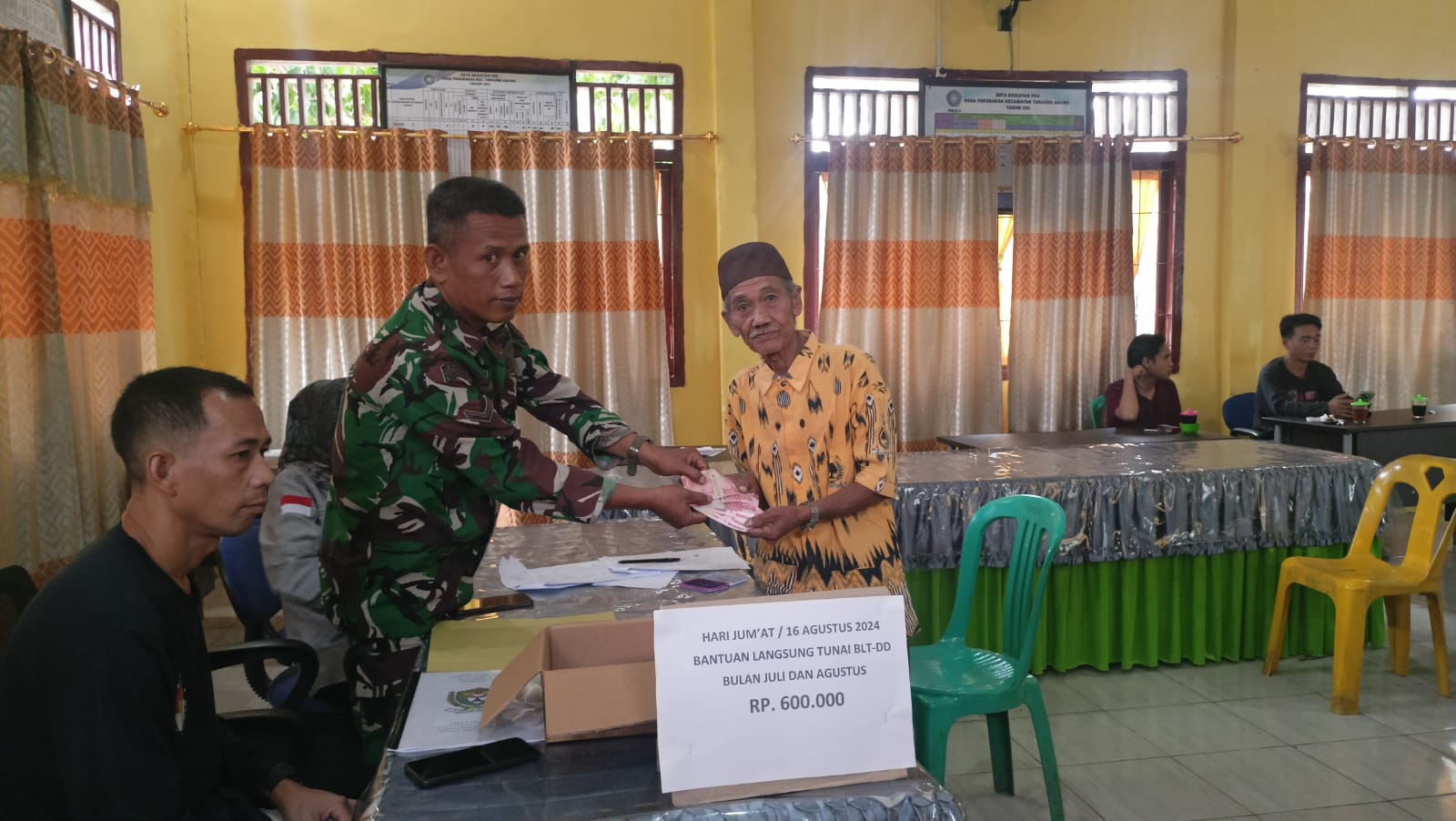 Babinsa Koramil 404-05/Tanjung Enim, Hadiri Penyaluran BLT DD di Desa Paduraksa