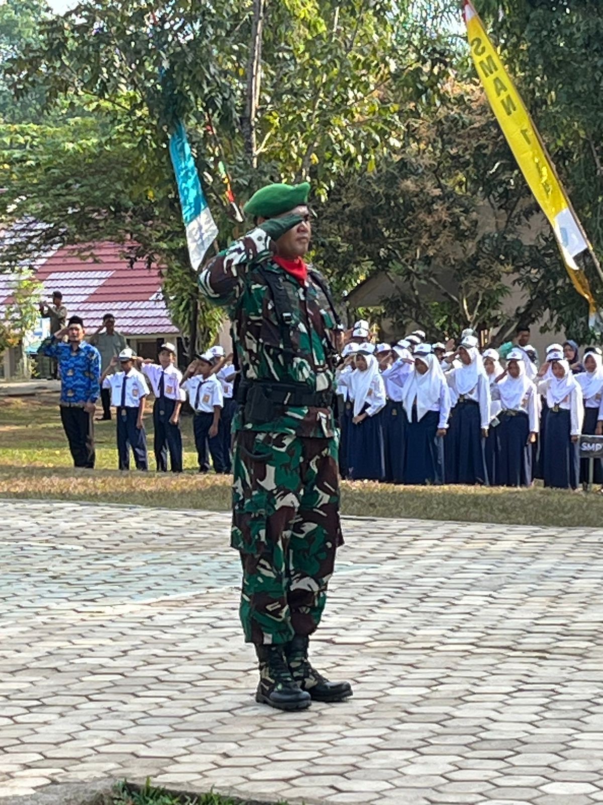 Babinsa Koramil 404-05/Tanjung Enim Menjadi Komandan Penurunan Bendera