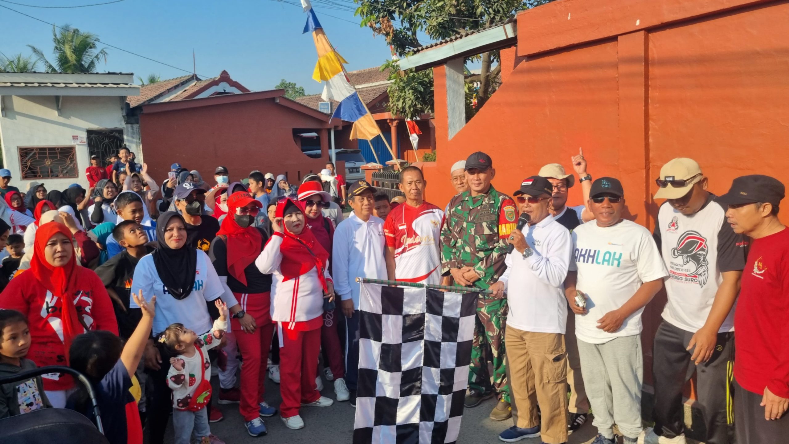 Babinsa Koramil 404-05/Tanjung Enim, Hadiri Jalan Sehat HUT RI di Tegal Rejo