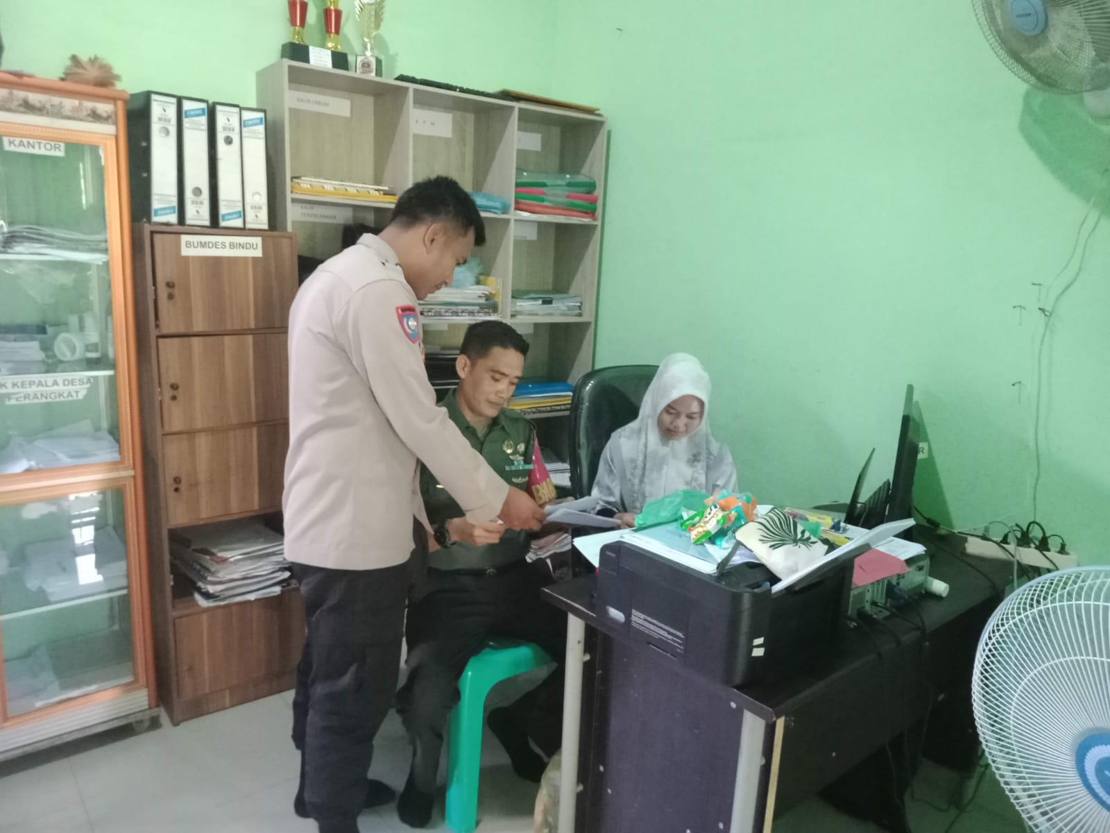 Babinsa Koramil 404-05/Tanjung Enim dan Bhabinkamtibmas Tanjung Agung Komsos Bareng di Desa Binaan