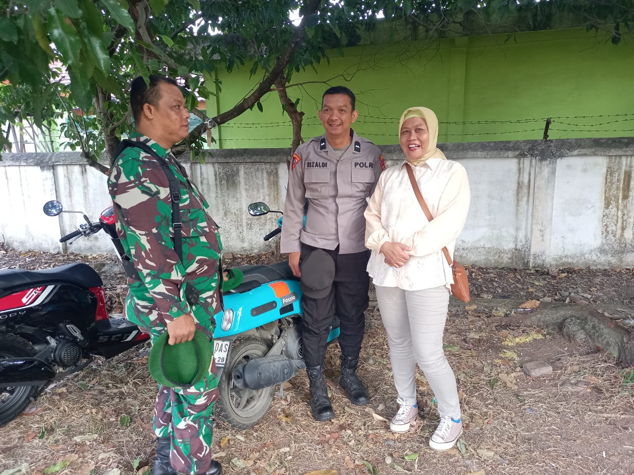 Jaga Sinergitas, Babinsa Koramil 404-05/TE dan Bahbinkamtibmas Polsek TA, Lakukan Komsos Bersama