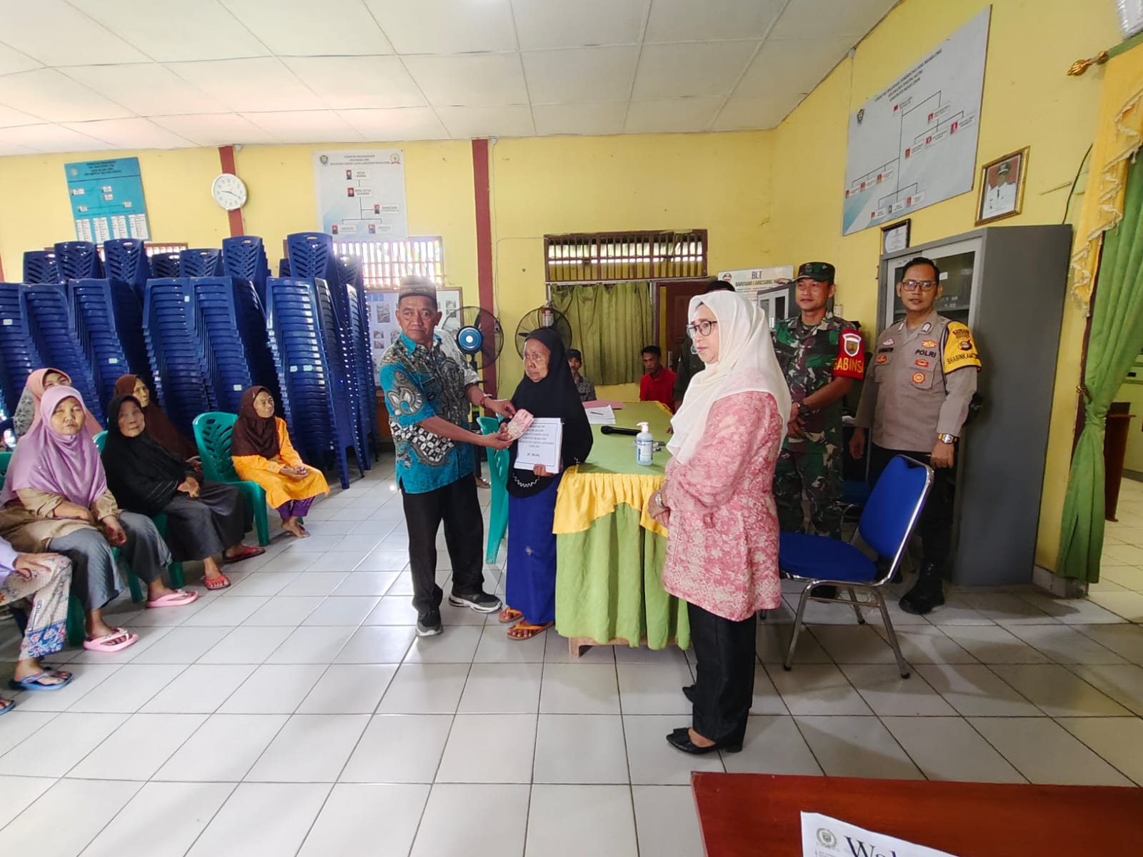 Babinsa dan Bhabinkamtibmas Muara Emil hadiri Penyaluran BLT DD,