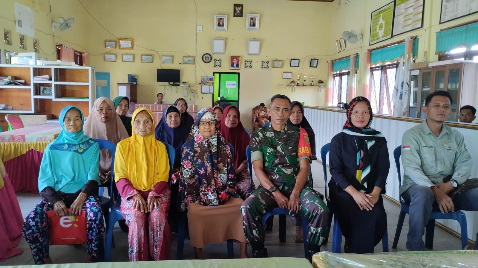 Babinsa Lambur Serka Ibrahim, Komsos Bersama Pengurus PKK Dan Para Lansia