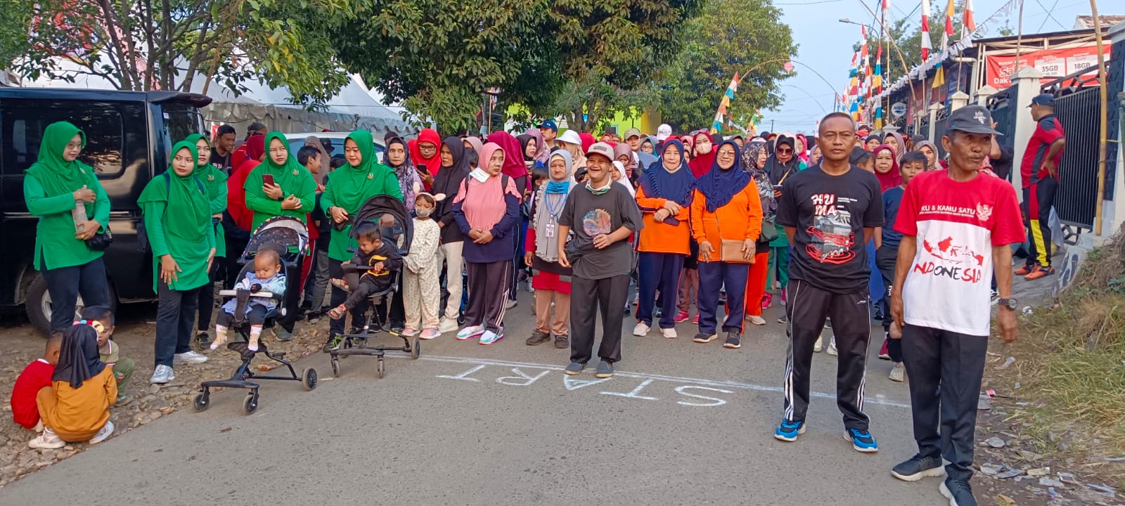 Babinsa Kelurahan TES, Walping Giat Jalan Santai, Bersama Masyarakat dan Panitia KAF