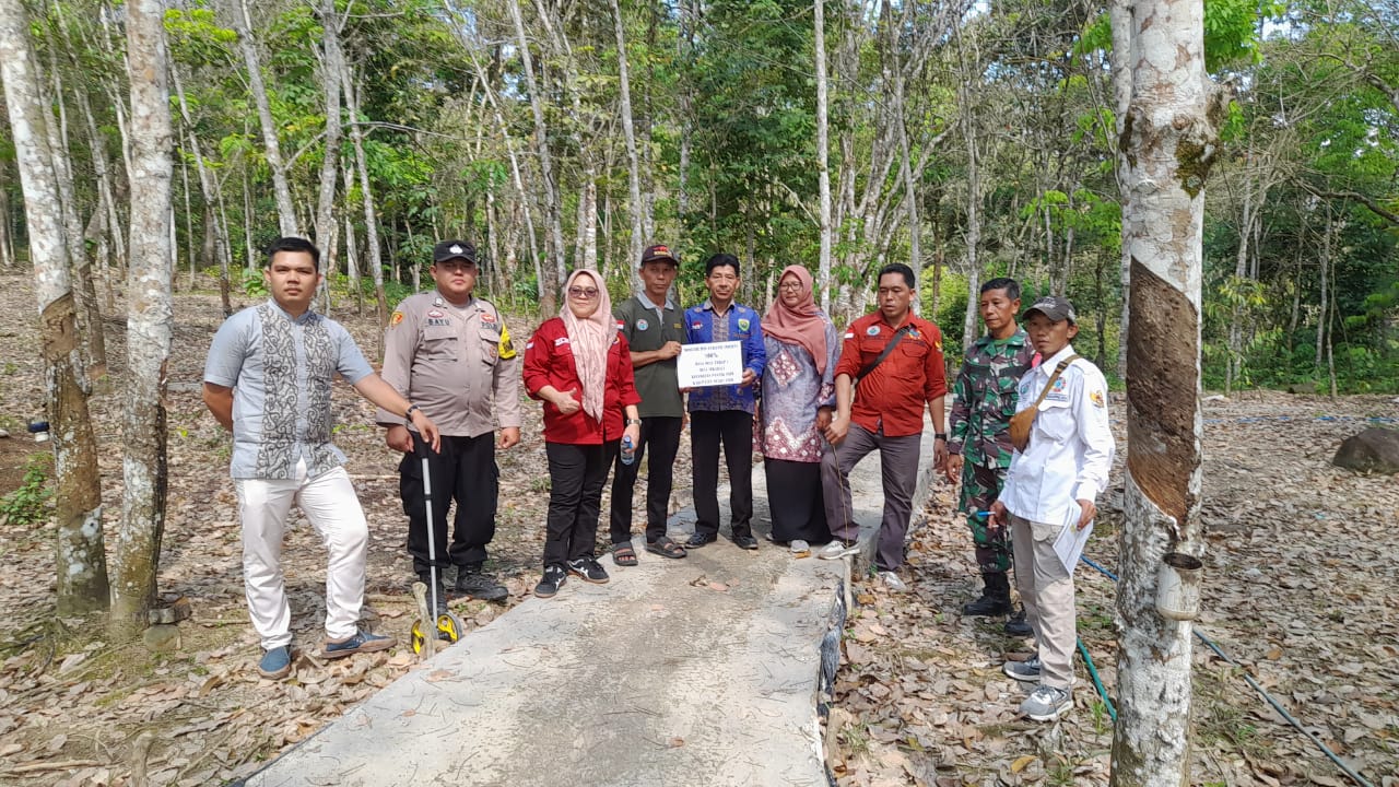 Babinsa Sukaraja Tinjau Pembangunan Jalan Usaha Tani