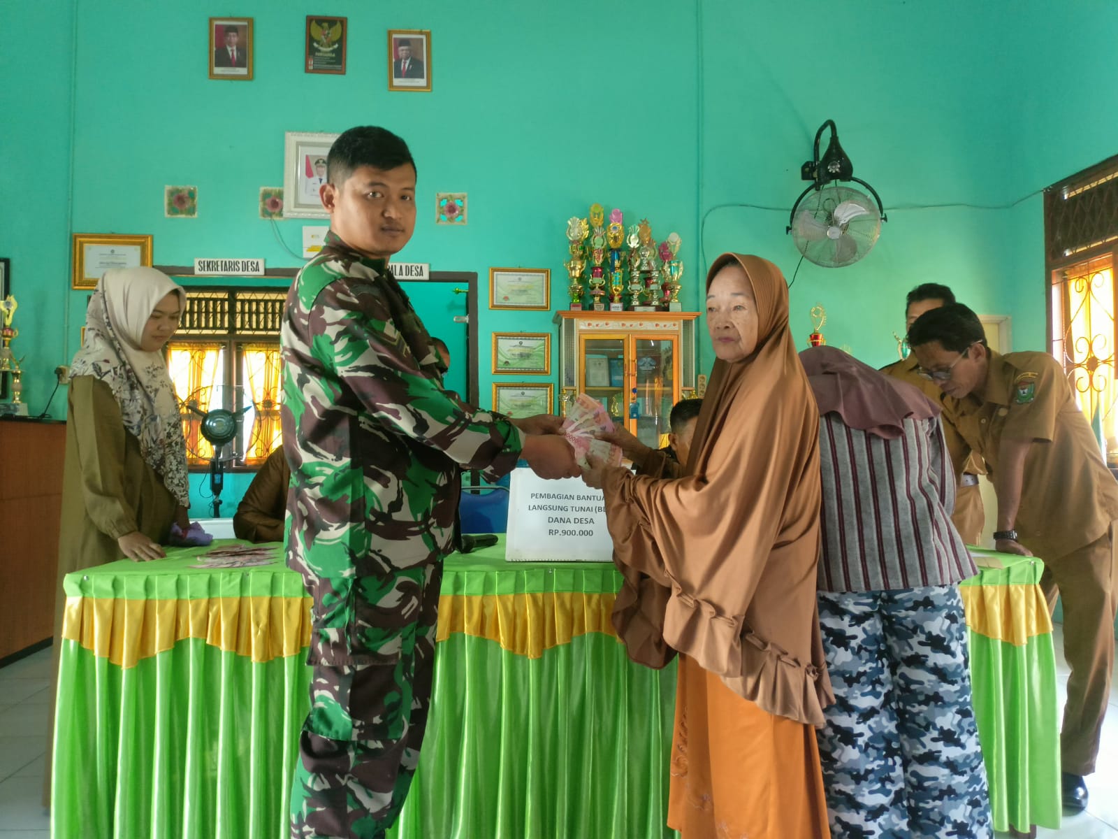 Babinsa Tanjung Karangan, Pantau Langsung Penyaluran BLT DD