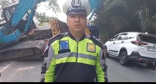 Sat Lantas Polres Muara Enim Atasi Kemacetan Akibat Mobil Trailer Terperosok di Jalan Lintas