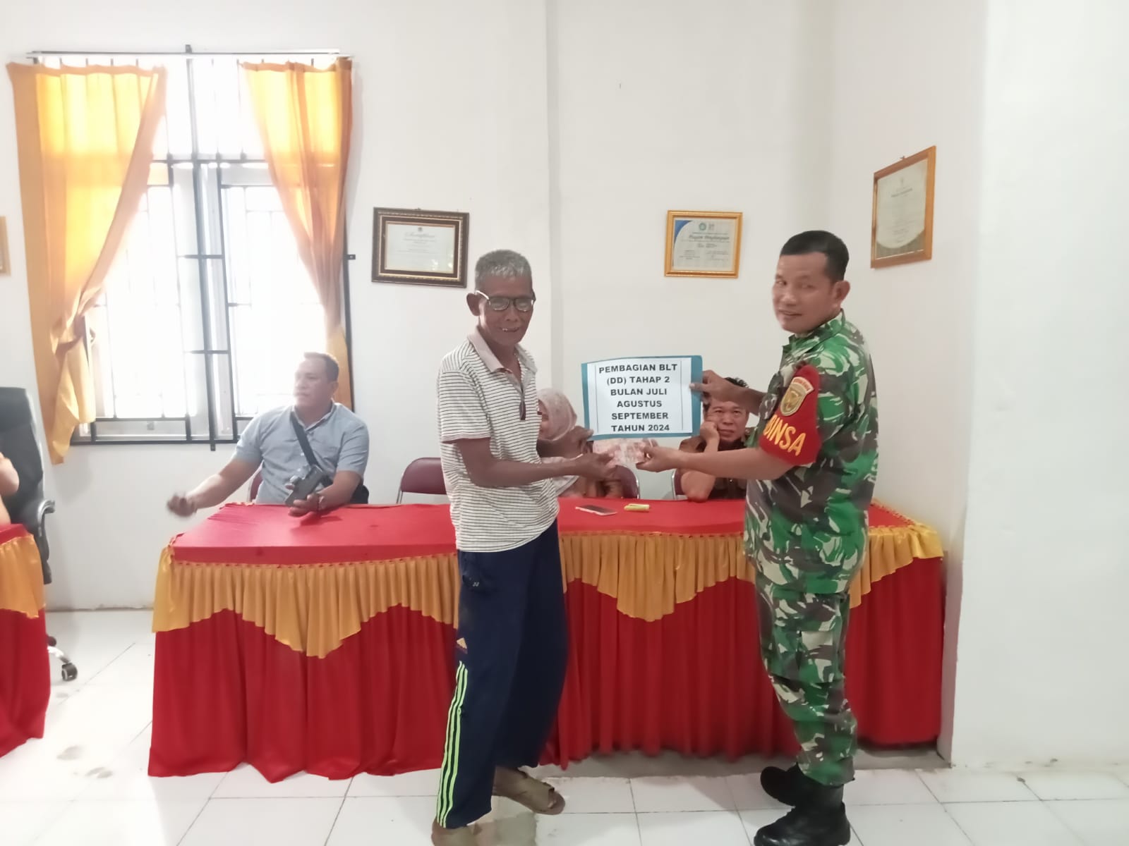 Babinsa Pagar Dewa Dampingi Penyaluran BLT DD