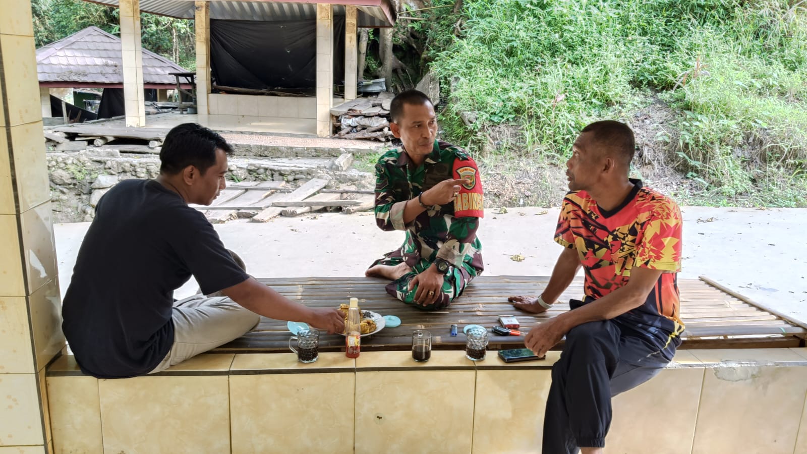 Babinsa Koramil 404-05/Tanjung Enim Ajak Warga Tingkatkan Kebersihan dan Keamanan di Air Mancur Bedegung