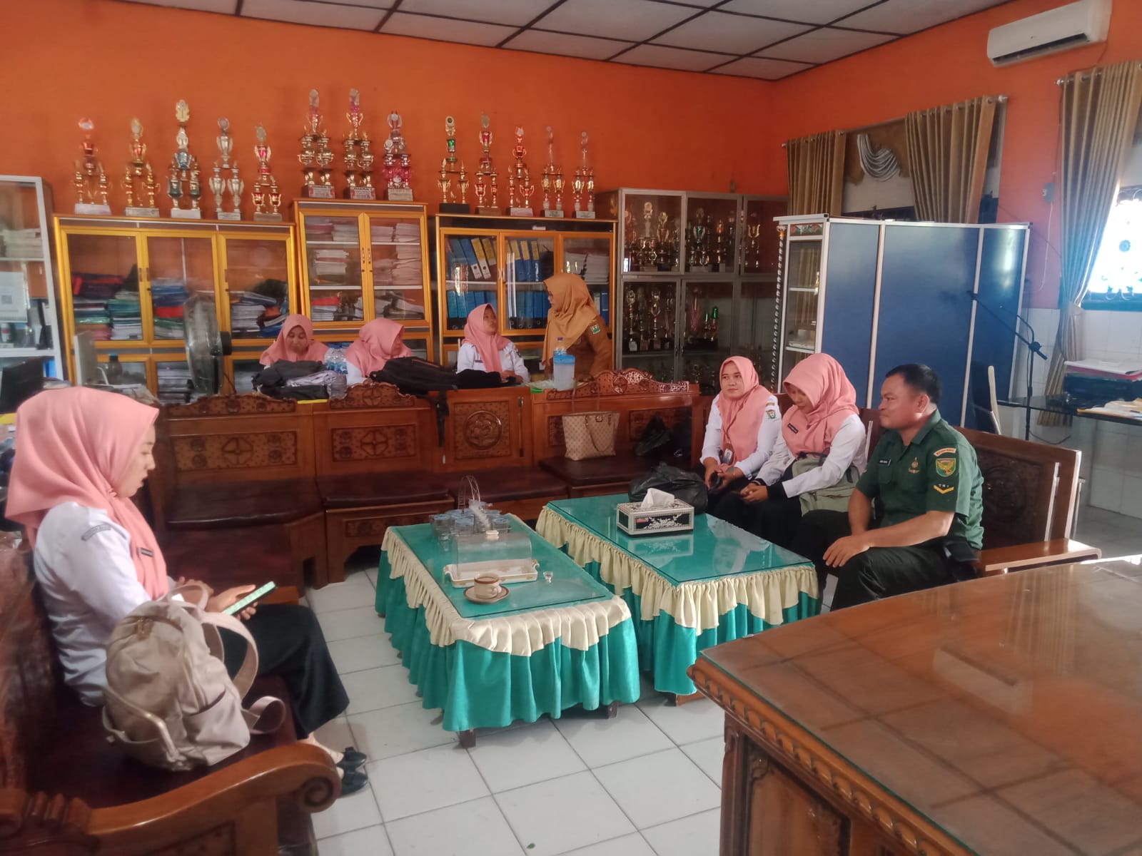 Saat Anjangsana, Babinsa Lingga Berikan Apresiasi SDN 01 Lawang Kidul