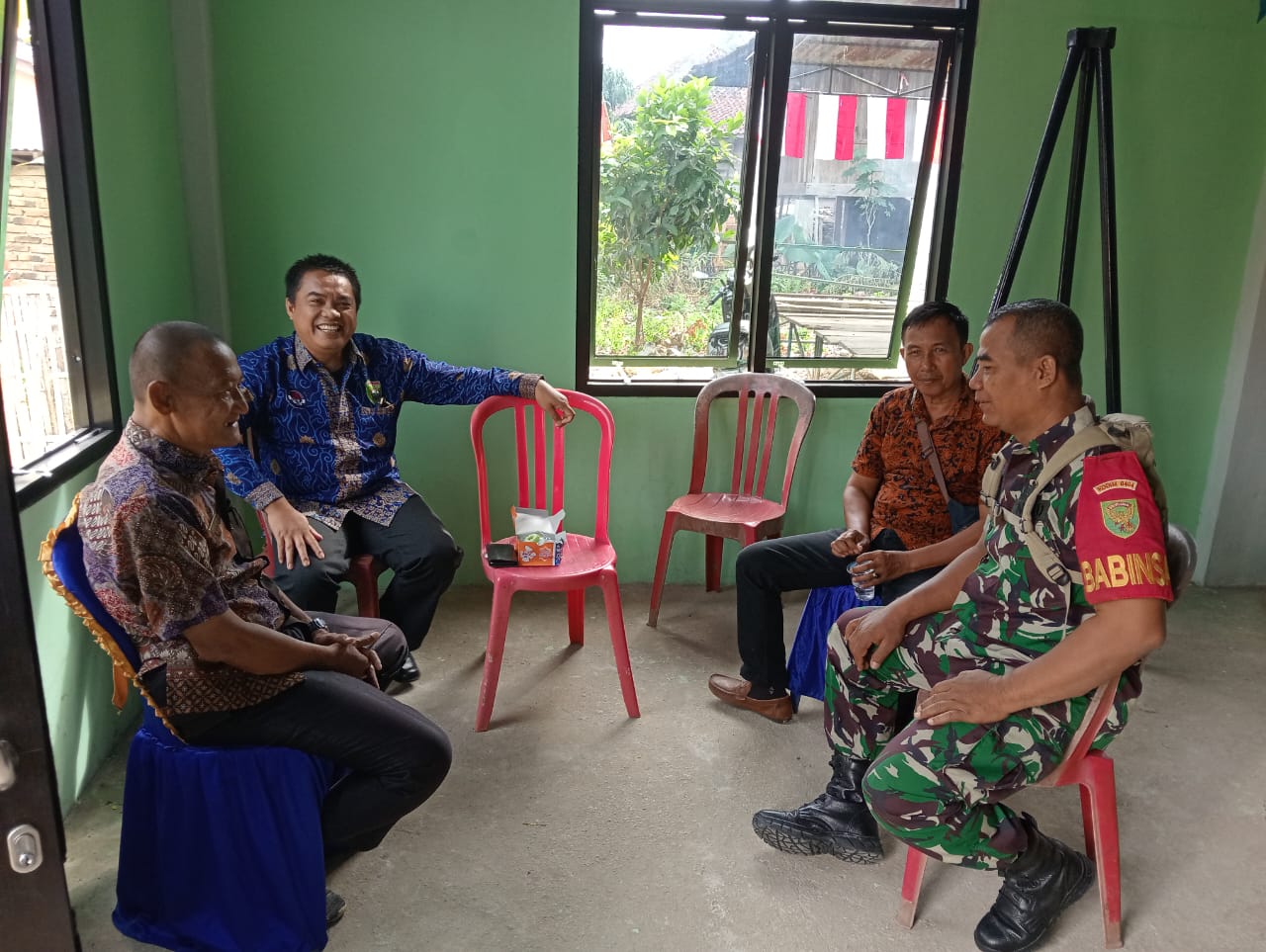 Babinsa Koramil 404-05/Tanjung Enim Ajak Perangkat Desa Tanjung Baru Jaga Kekompakan