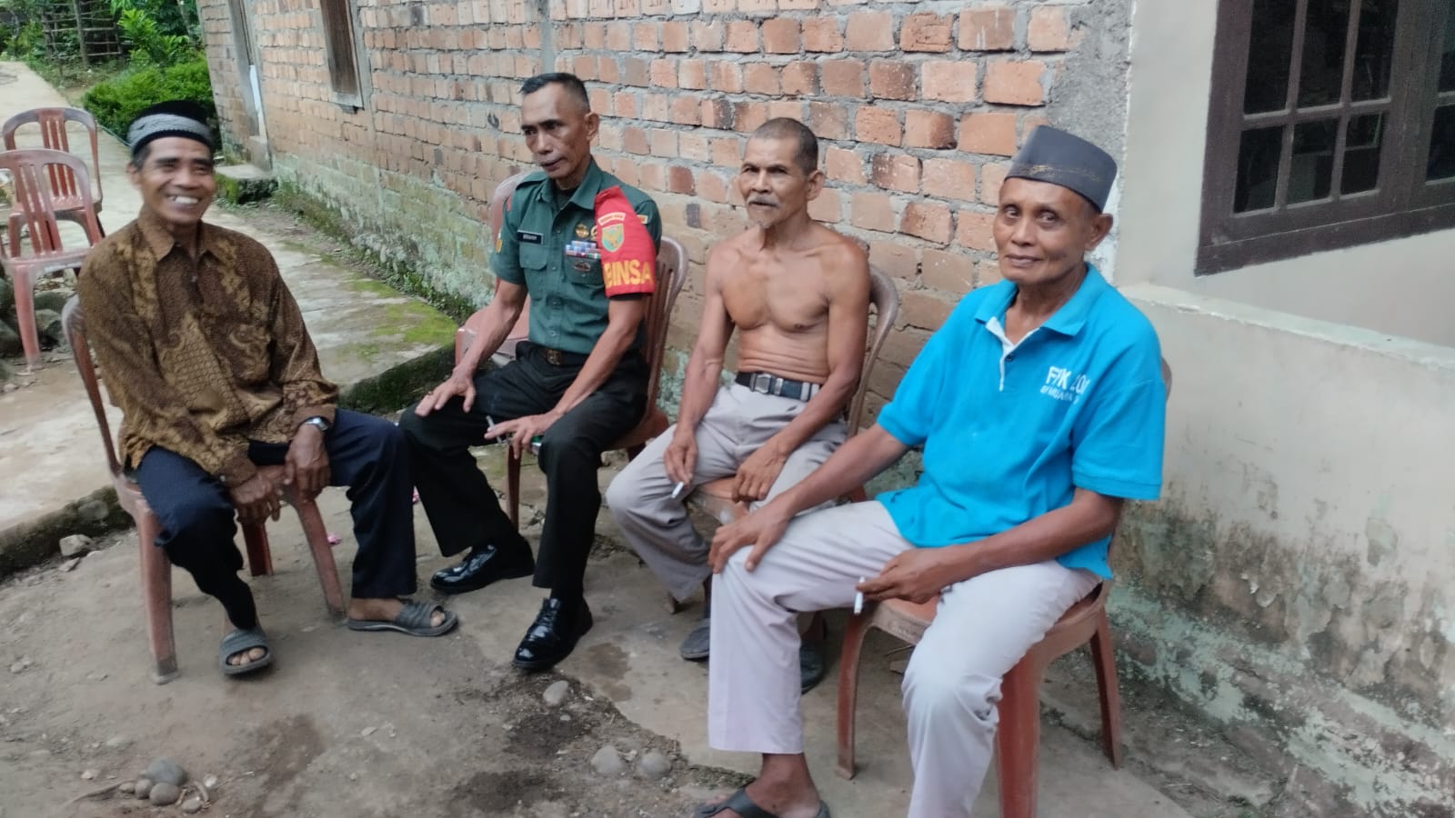 Babinsa Lambur Ajak Para Tokoh Masyarakat Sampaikan Larangan Karhutla