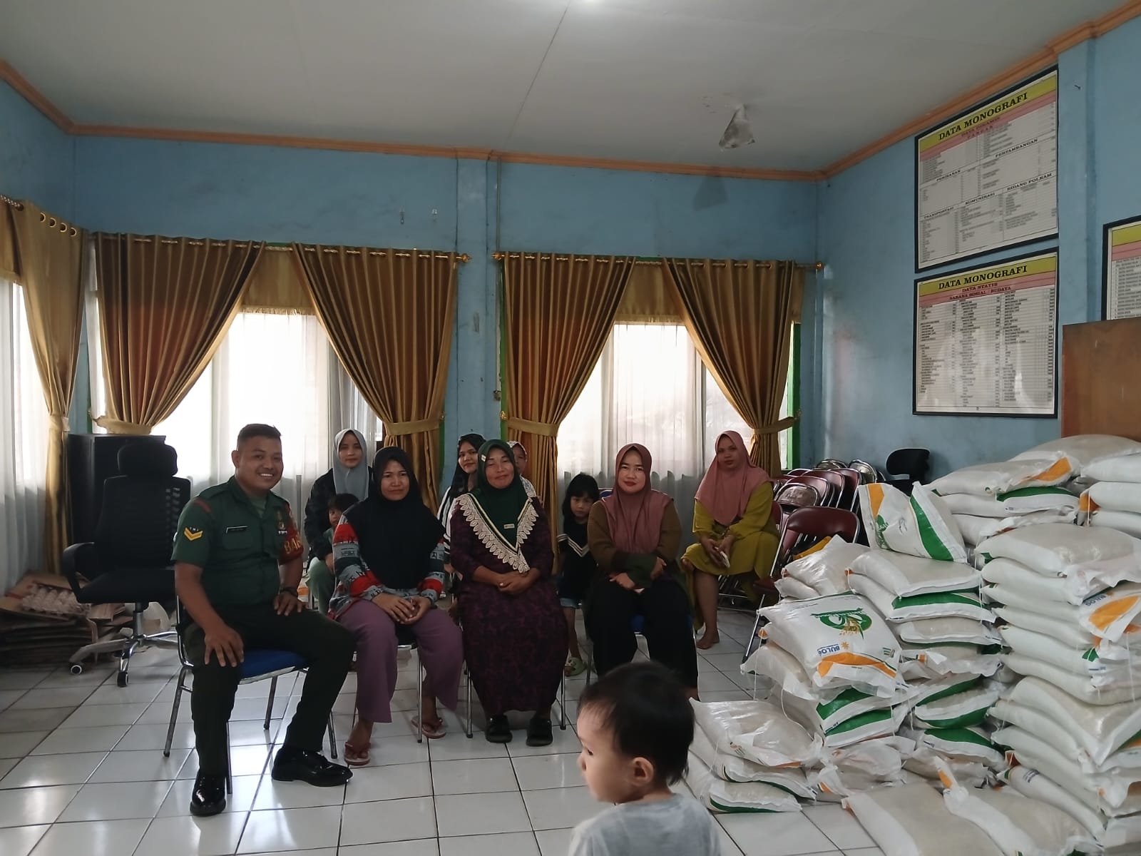 Babinsa Darmo Koramil 404-05/Tanjung Enim, Pantau Langsung Penyaluran Bantuan Beras Bulog