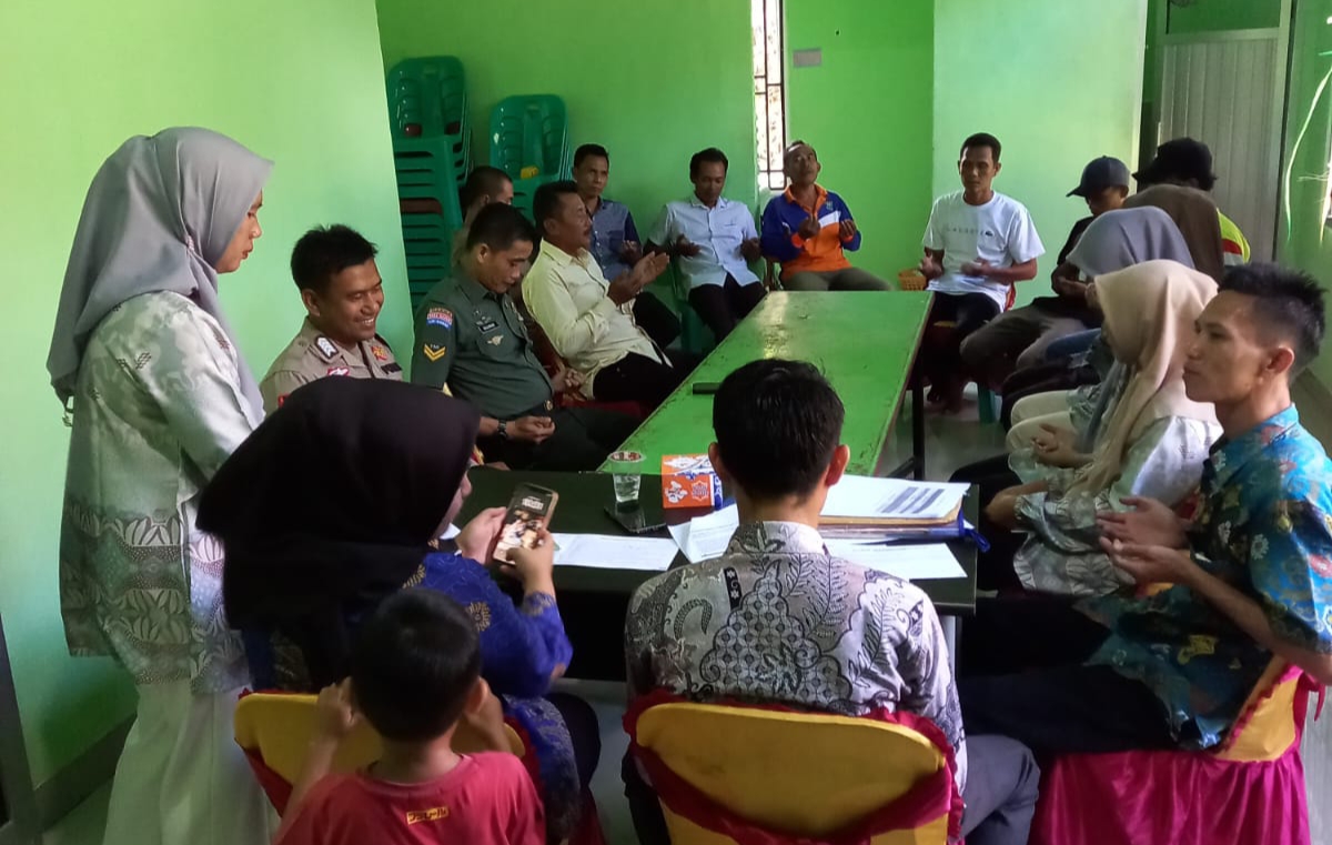 Sertu Sulaiman Babinsa Padang Bindu, Ingatkan Warga Untuk Waspada Bahaya Kebakaran