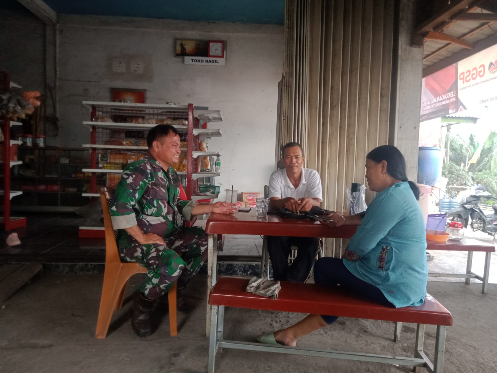Saat Komsos, Babinsa Lingga Beri Semangat Kepada Pelaku UMKM
