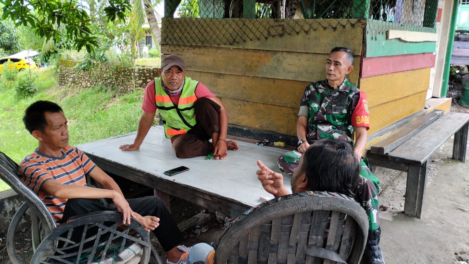 Babinsa Lambur Koramil 404-05/Tanjung Enim, Ajak Warga Jaga Kebersihan Lingkungan
