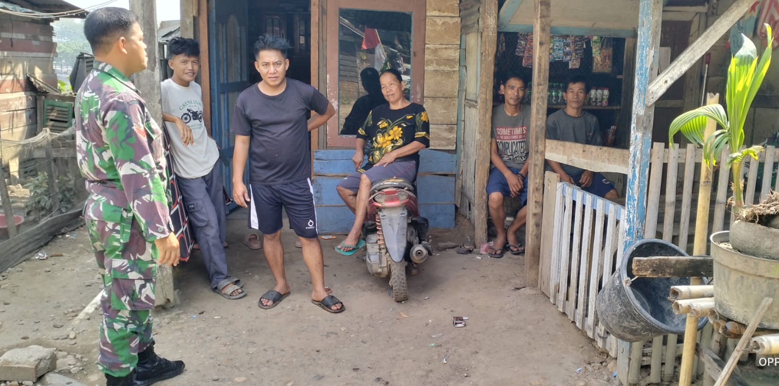 Pastikan Lingkungan Desa Binaan Aman, Babinsa Penyandingan Terus Sosialisasikan Karhutlah