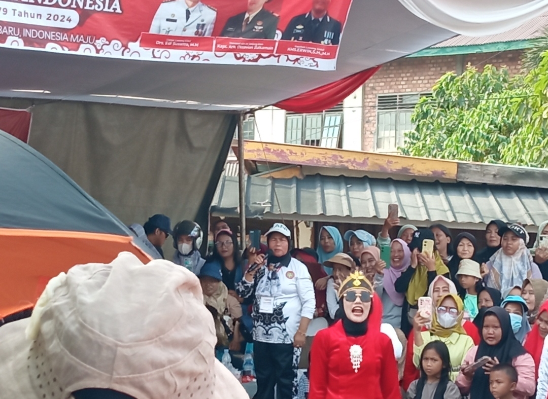 Sosok Ketua PGRI Lawang Kidul Jadi Sorotan Penonton Saat Pembawa Acara HUT RI, Ada Apa?