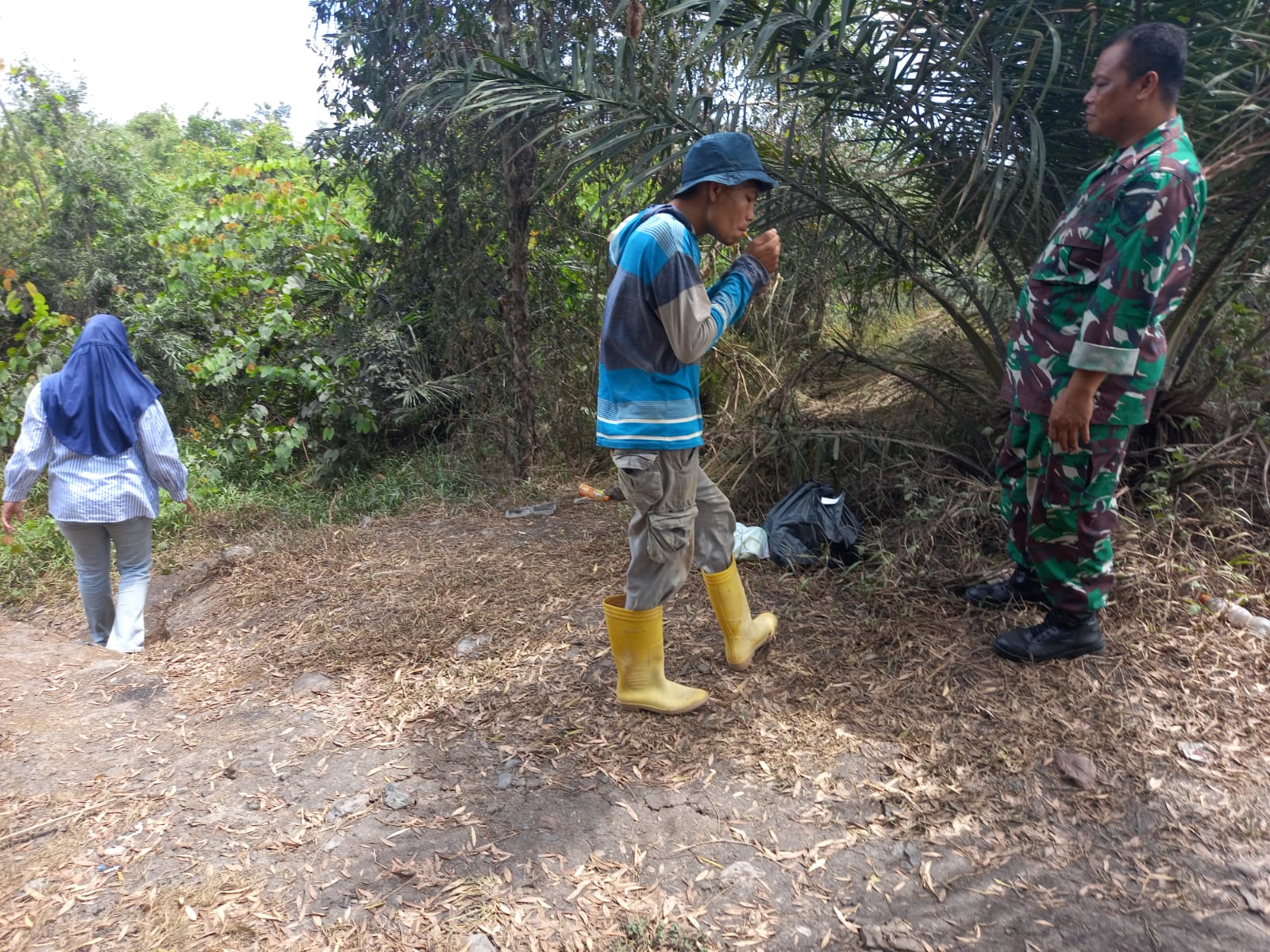 Gencar Antisipasi Kebakaran, Babinsa Koramil 05/Tanjung Enim Sambangi Langsung Petani Di Kebun