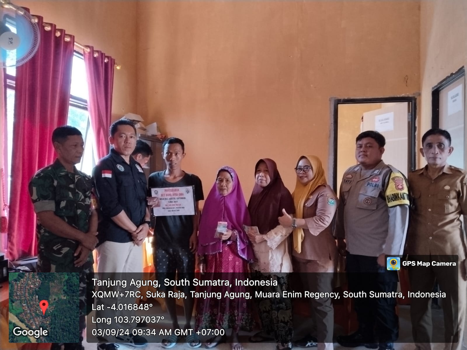 Babinsa Sukaraja Serka Suyanto Lakukan Walping Penyaluran BLT DD Tahap II
