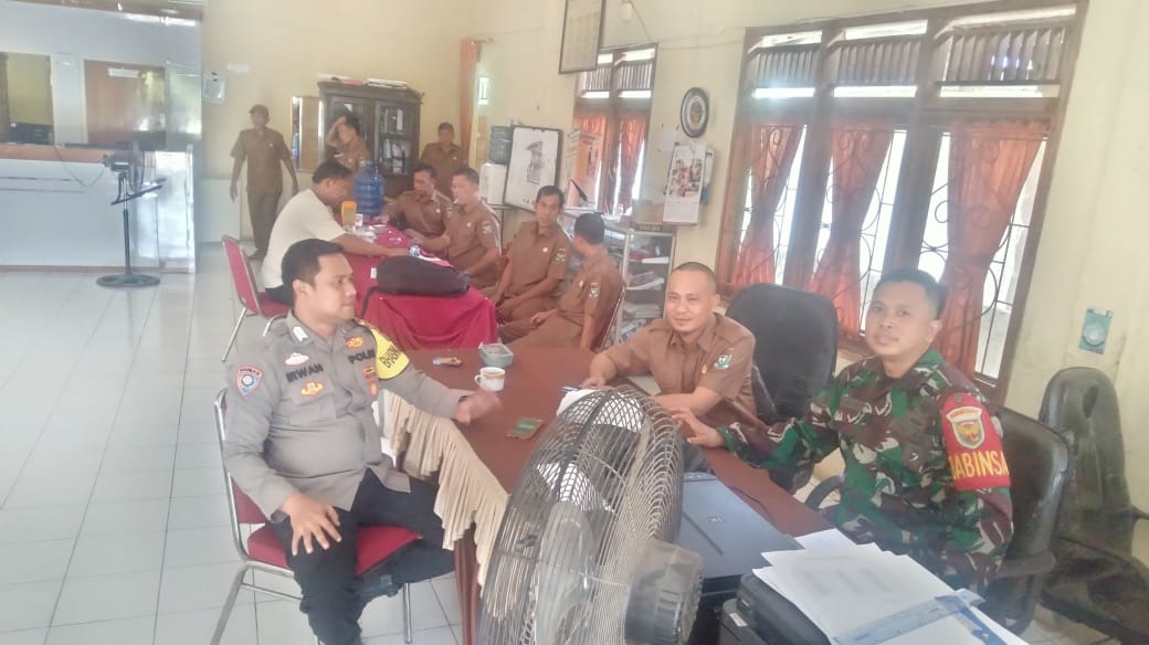 Babinsa Koramil 05/Tanjung Enim Komsos Bareng Bhabinkamtibmas, Ajak Perangkat Desa Galakkan Larangan Karhutla