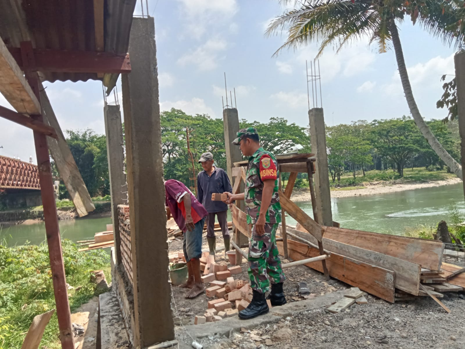 Babinsa Pagar Dewa, Ikut Gotong Royong Bersama Warga Binaan
