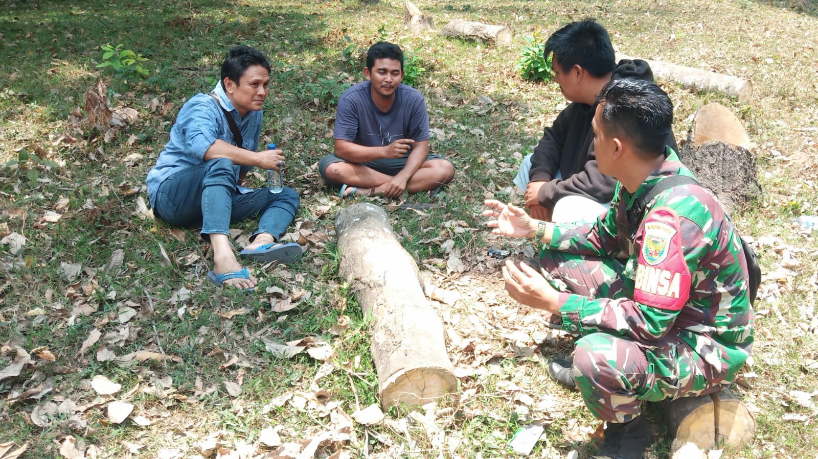 Bincang Santai Babinsa Dengan Warga, Jaga kondusifitas wilayah dengan komsos