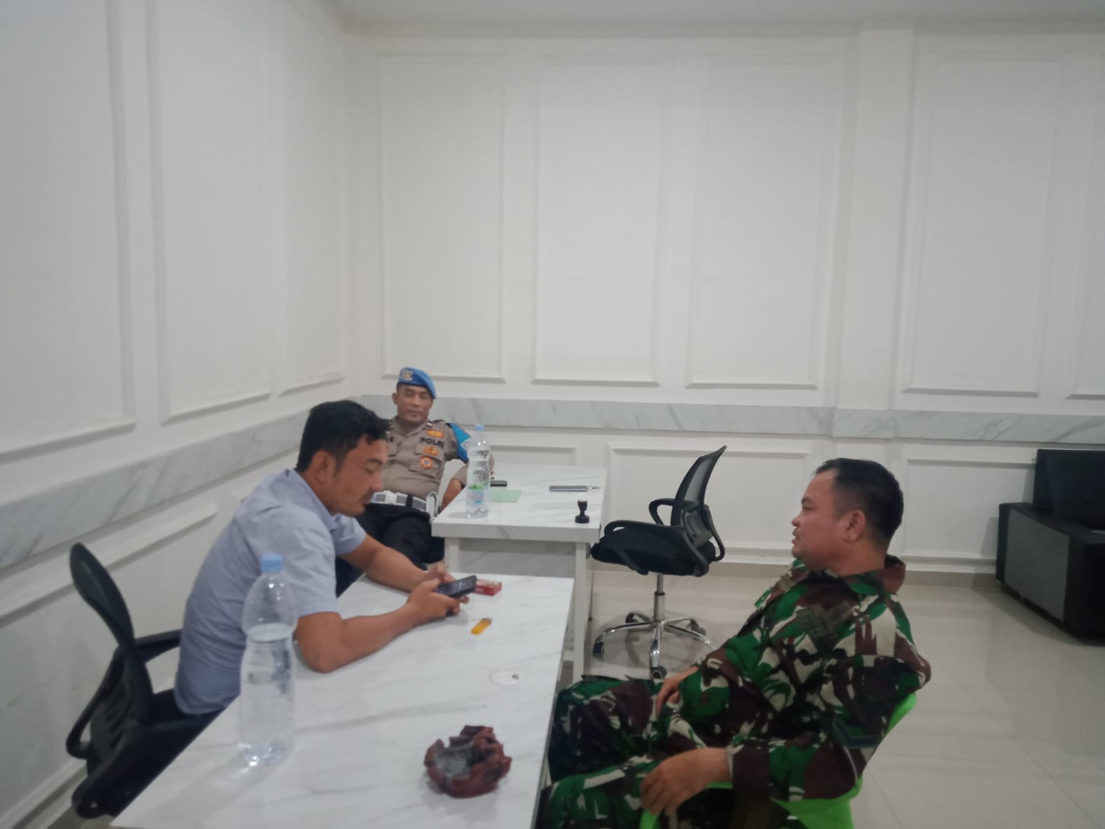 Jaga Sinergitas, Babinsa Lingga Anjasana Ke Unit Reskrim Polsek Lawang Kidul