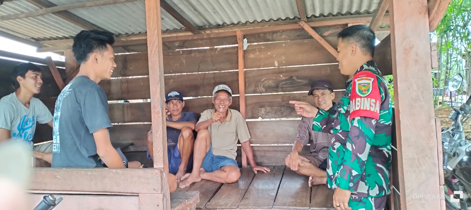 Babinsa Koramil Tanjung Enim Sambangi Warga Penyandingan Berikan Himbauan