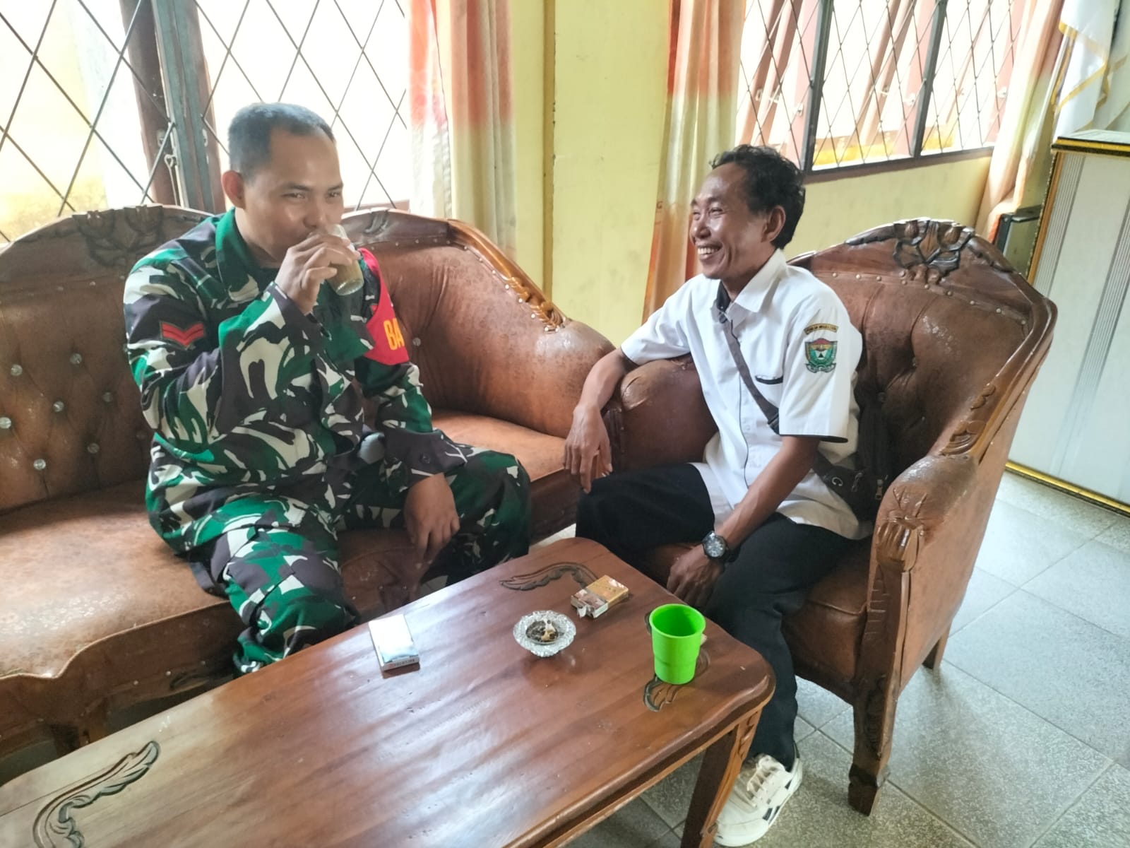 Babinsa Lambur Lakukan Anjangsana, Eratkan Silaturrahmi Bangun Kekompakan